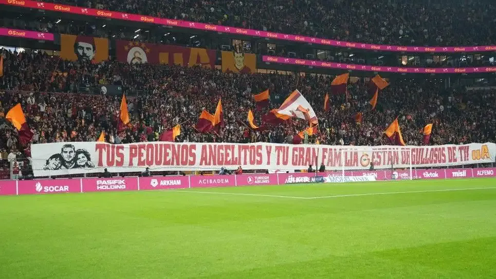Osimhen'den sonra Lucas Torreira için özel pankart!
