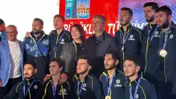 Fenerbahçe, Galatasaray'a tarihi fark atarak şampiyon oldu 