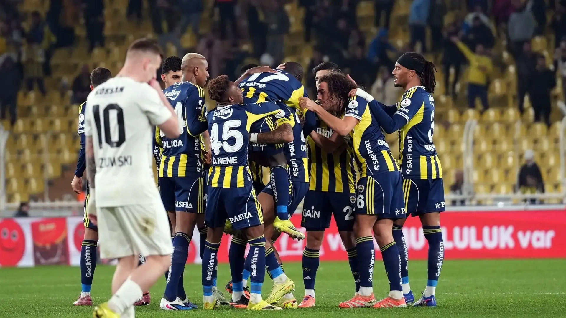 Eski hakemler Fenerbahçe-Gaziantep FK maçının tartışmalı pozisyonlarını değerlendirdi