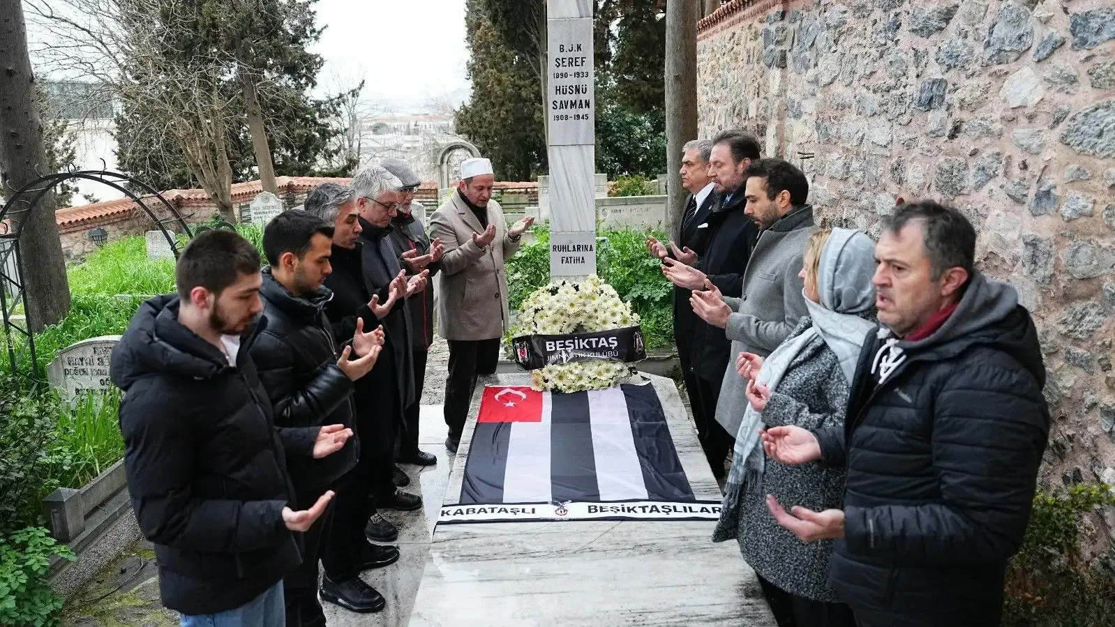 Beşiktaş Kulübü, Şeref Bey'i kabri başında andı