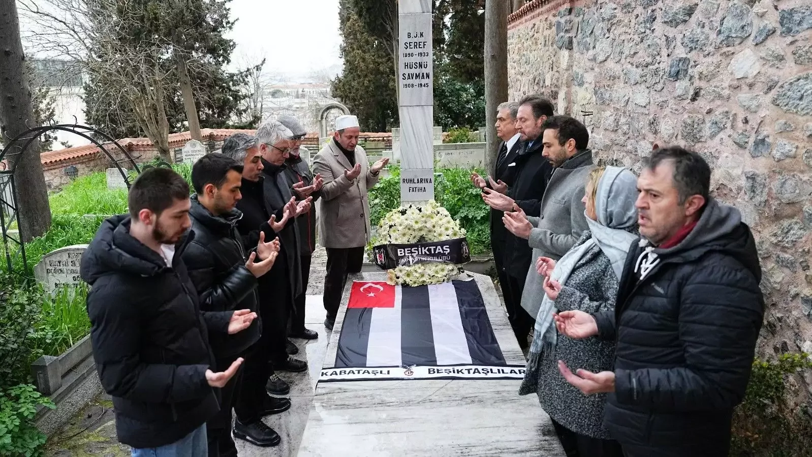 Beşiktaş Kulübü, Şeref Bey'i kabri başında andı
