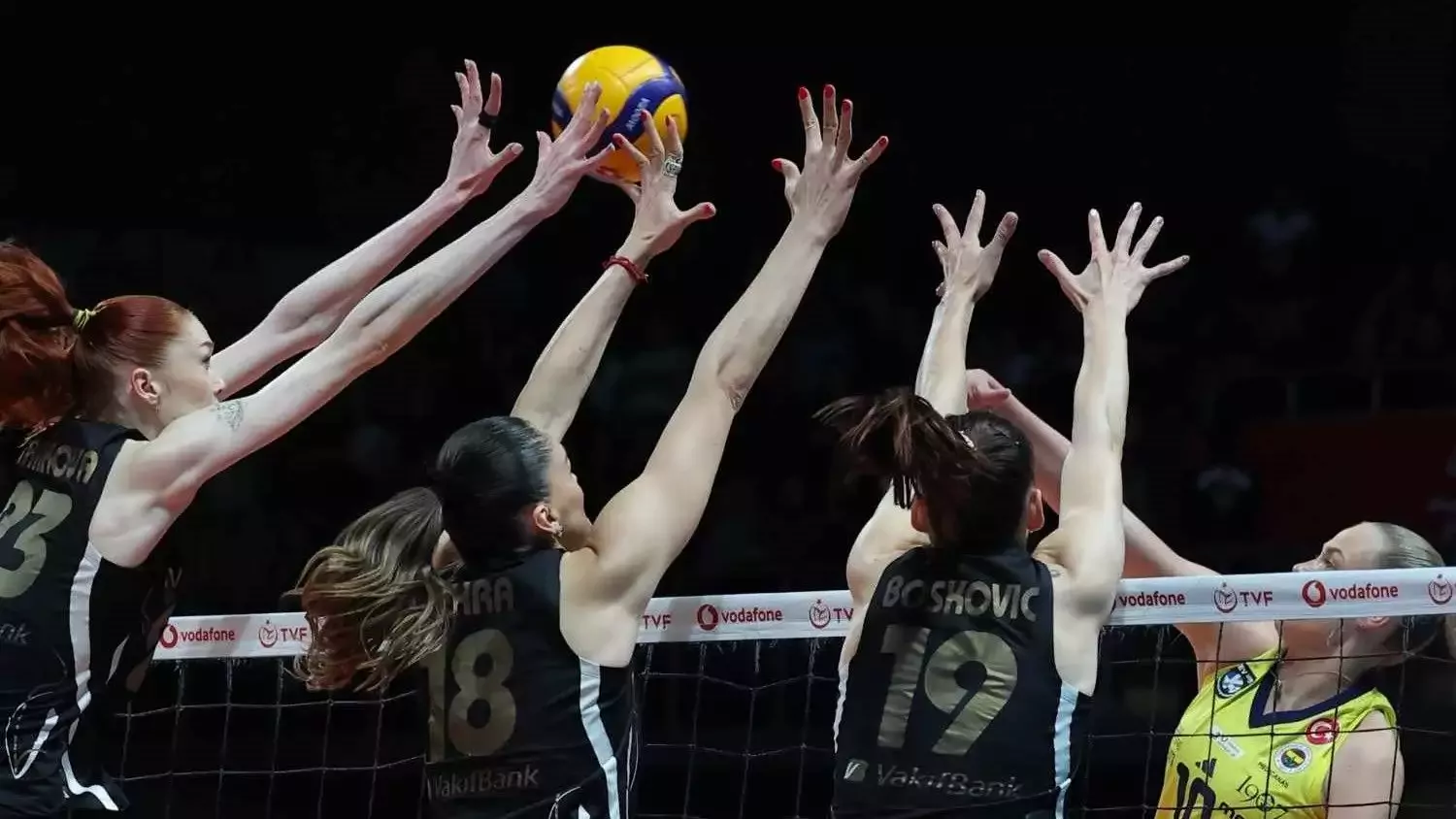 Şampiyonluk serisinde ilk maç Fenerbahçe Medicana'yı yenen VakıfBank'ın!