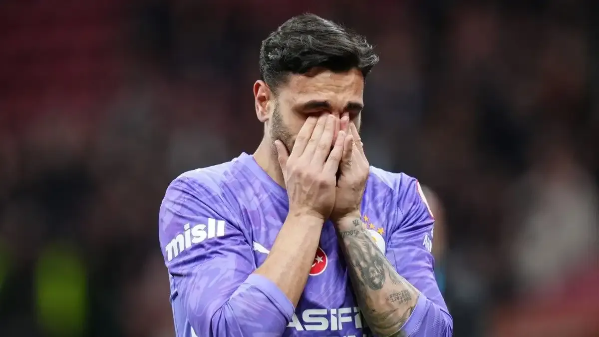 Galatasaray tribünlerinden Günay Güvenç'e tepki! Maç sonu ağladı