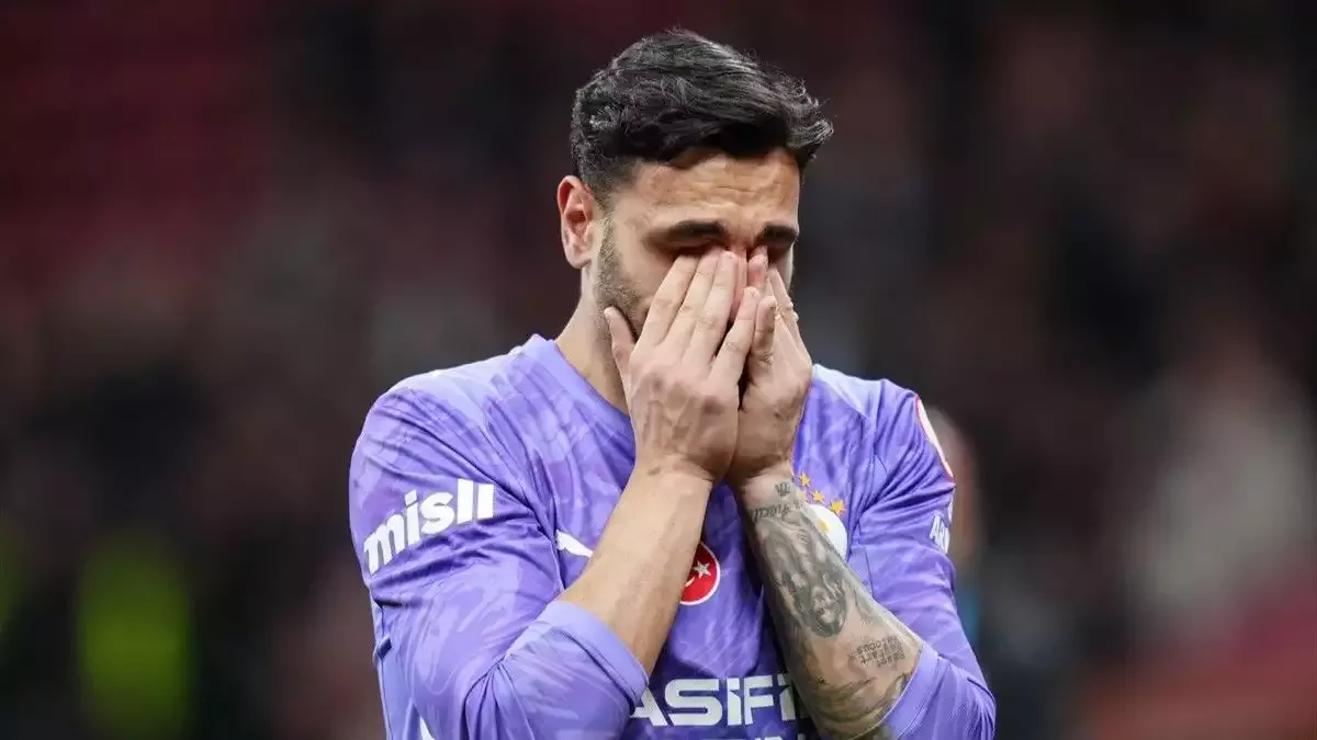 Galatasaray tribünlerinden Günay Güvenç'e tepki! Maç sonu ağladı