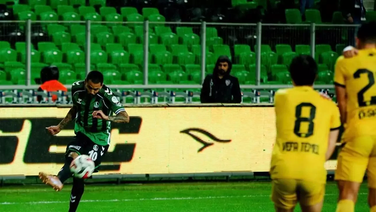 Sakaryaspor evinde İstanbulspor ile son anlarda beraberliği aldı