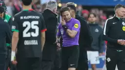 Hakem, AZ Alkmaar - NEC Nijmegen maçının ortasında oyunu durdurup telefonla konuştu!
