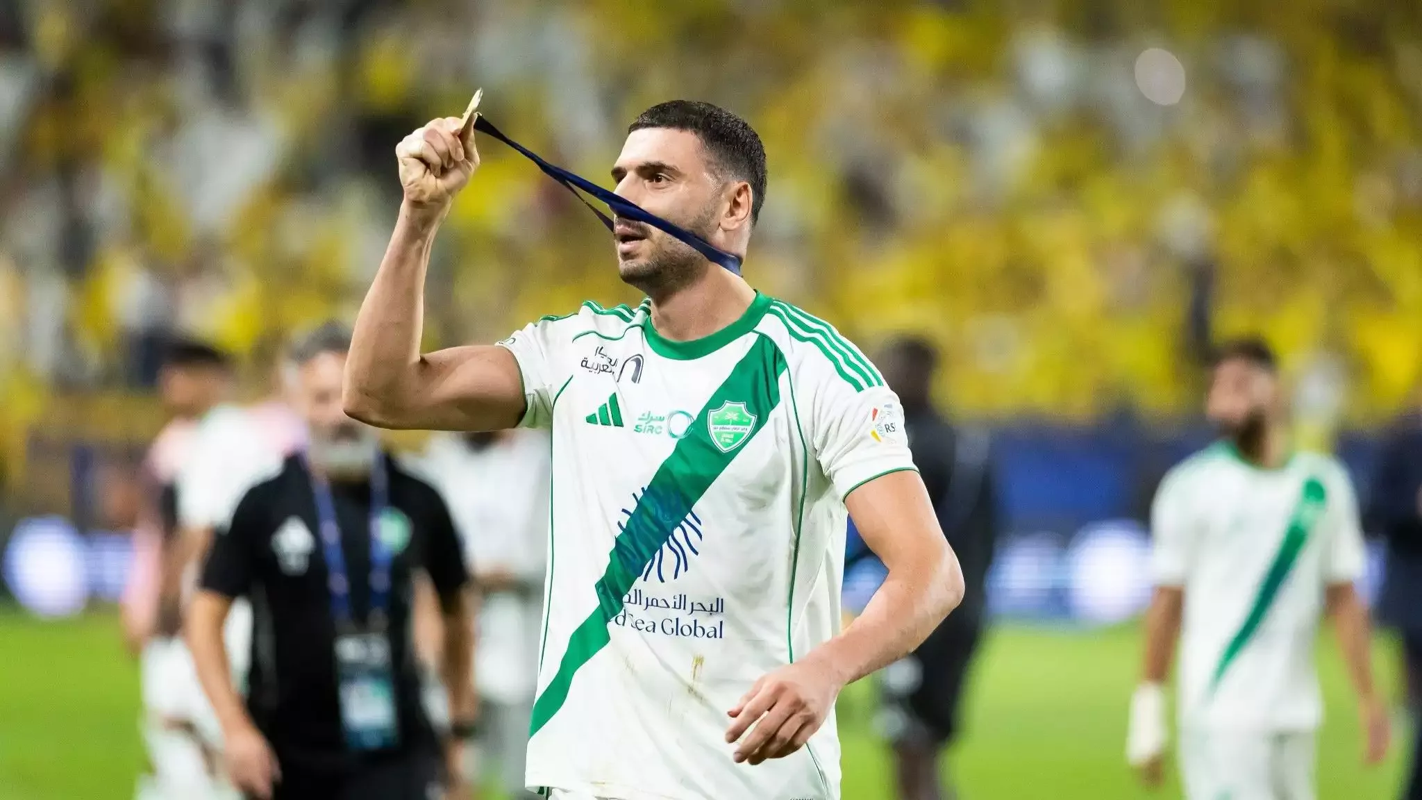 Merih Demiral'ın&nbsp;Asya Şampiyonlar Ligi madalyasını Al Nassr tribünlerine gösterdiği an