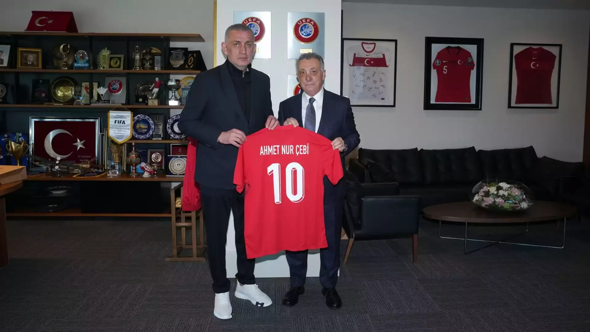 TFF Başkanı İbrahim Hacıosmanoğlu, Ahmet Nur Çebi'ye A Milli Takım forması hediye etti.