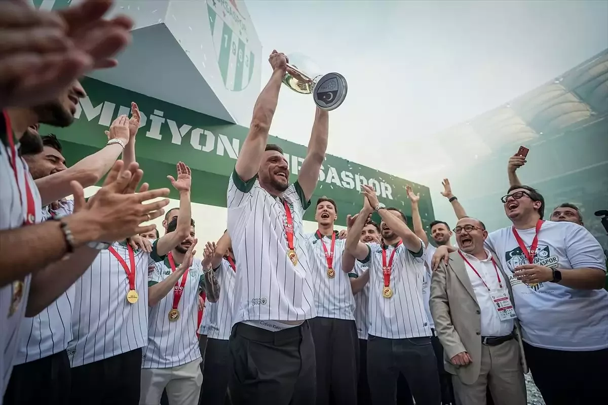 Bursaspor şampiyonluk kupasını düzenlenen törenle aldı