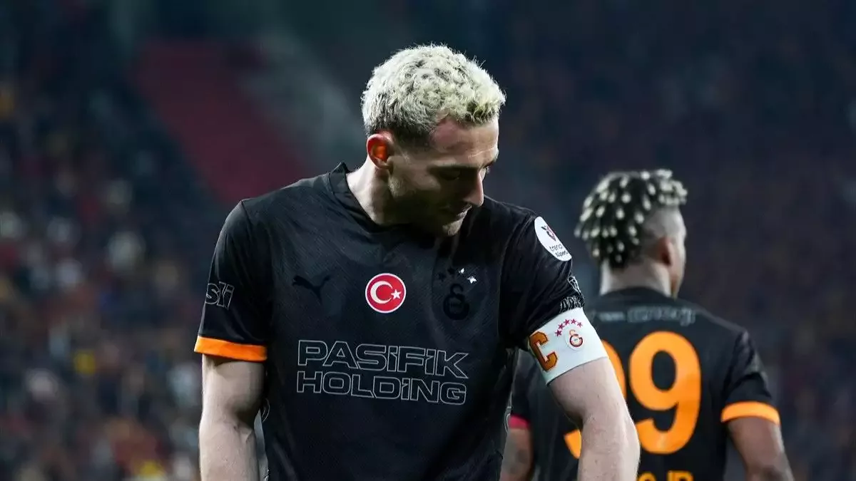 Barış Alper Yılmaz İzmir'de perdeyi açtı, pazubandla kutladı