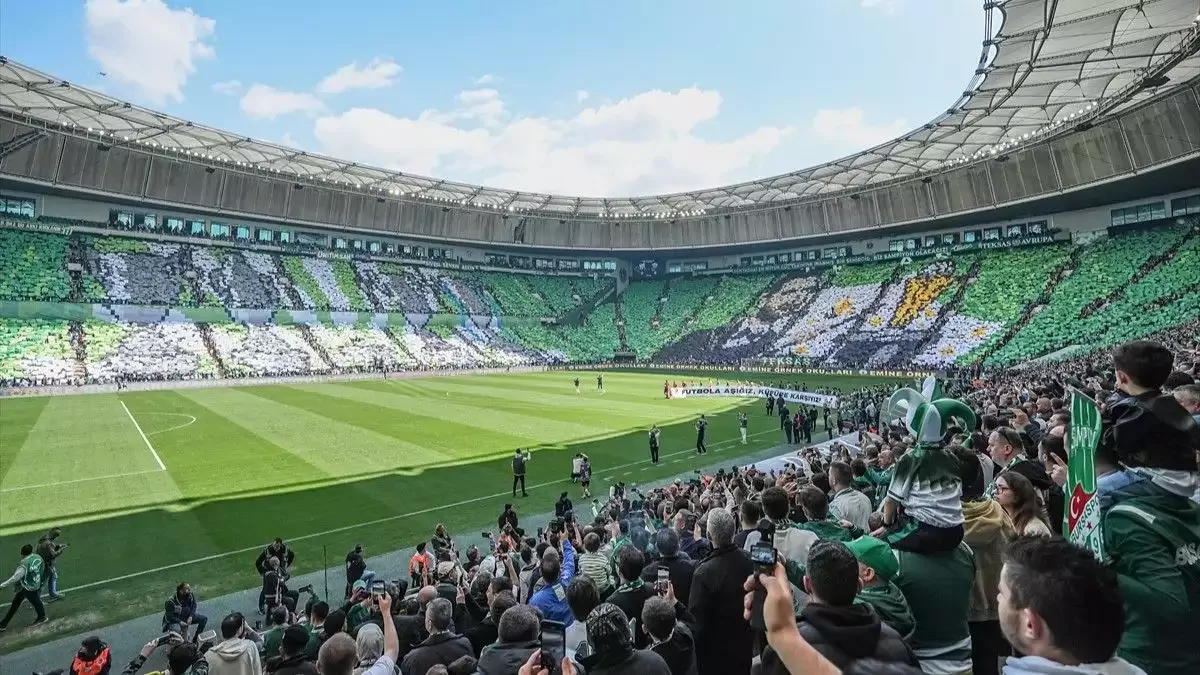 Bursasporlu taraftarların maç öncesi yaptığı&nbsp;koreografi 