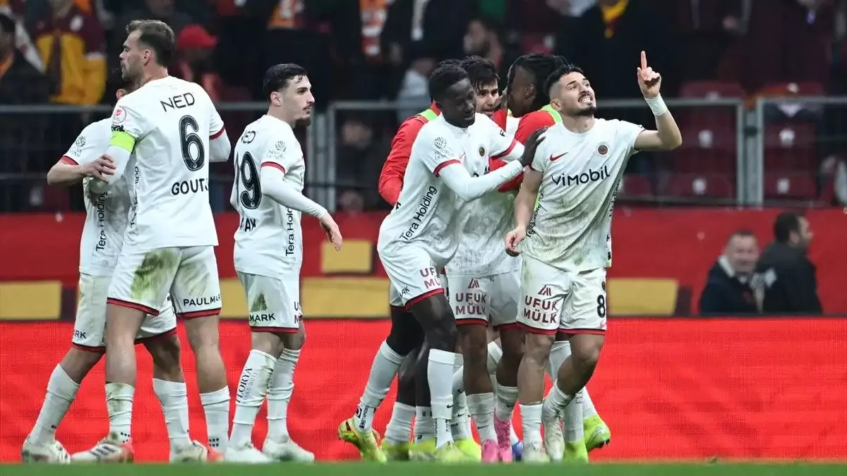 Gençlerbirliği'nde Fıratcan Üzüm'ün attığı gol sonrası yaşanan sevinç.