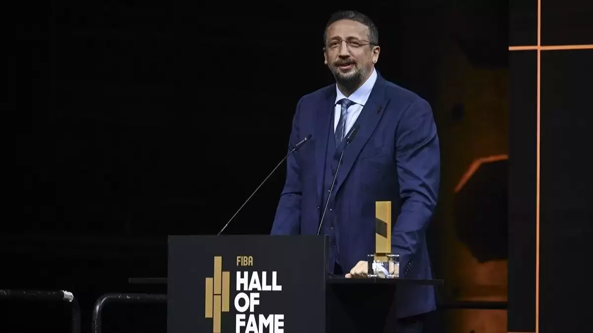 FIBA tarafından 2026 Onur Listesi'ne (Hall of Fame) seçilerek tarihe geçen Türkiye Basketbol Federasyonu (TBF) Başkanı Hidayet Türkoğlu, düzenlenen törenle onurlandırıldı.