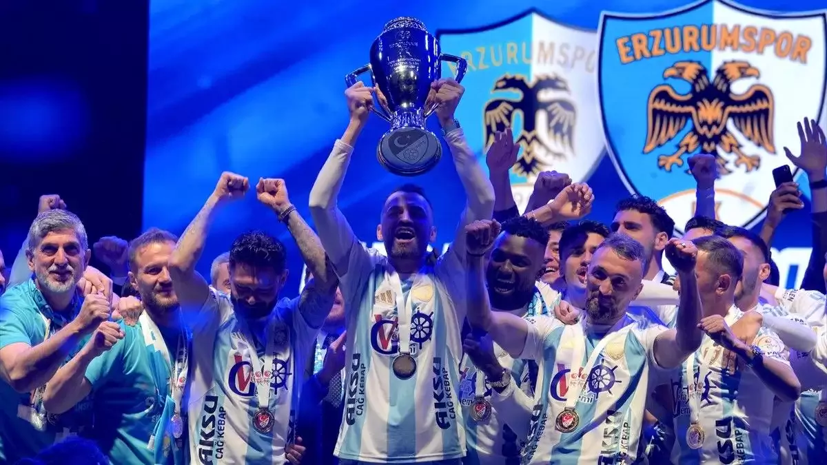 Süper Lig'e yükselen Erzurumspor FK, şampiyonluk kupasını aldı