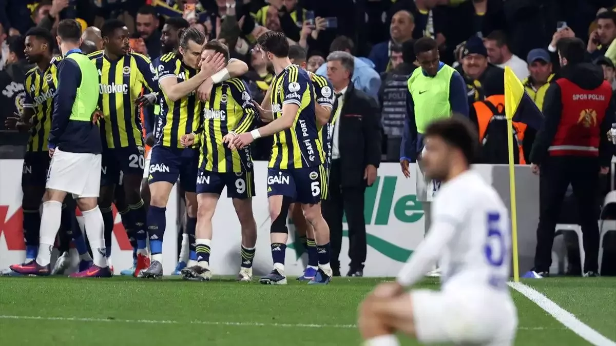 Kerem Aktürkoğlu'nun golünden sonra Fenerbahçeli futbolcuların sevinci