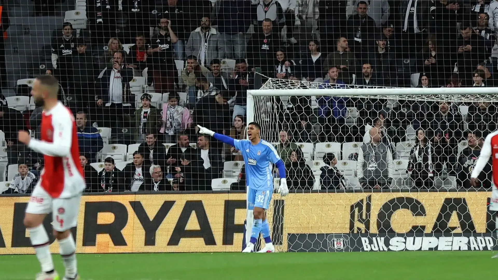 Devis Vasquez’den ilk maçta gol yemedi