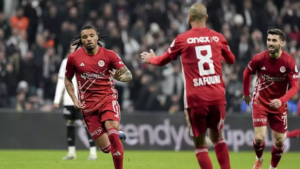 Antalyasporlu Samuel Ballet, Beşiktaş'a attığı golün ardından sevincini takım arkadaşlarıyla paylaştı.