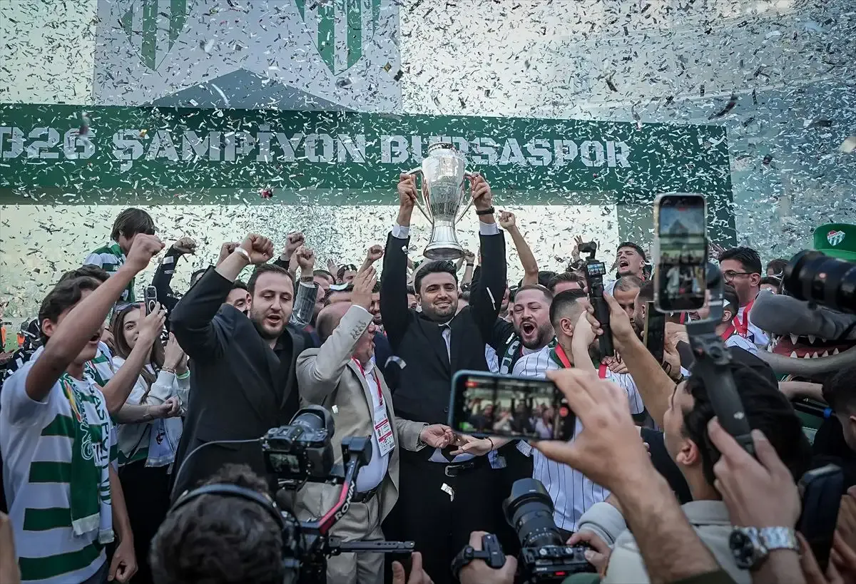 Bursaspor şampiyonluk kupasını düzenlenen törenle aldı