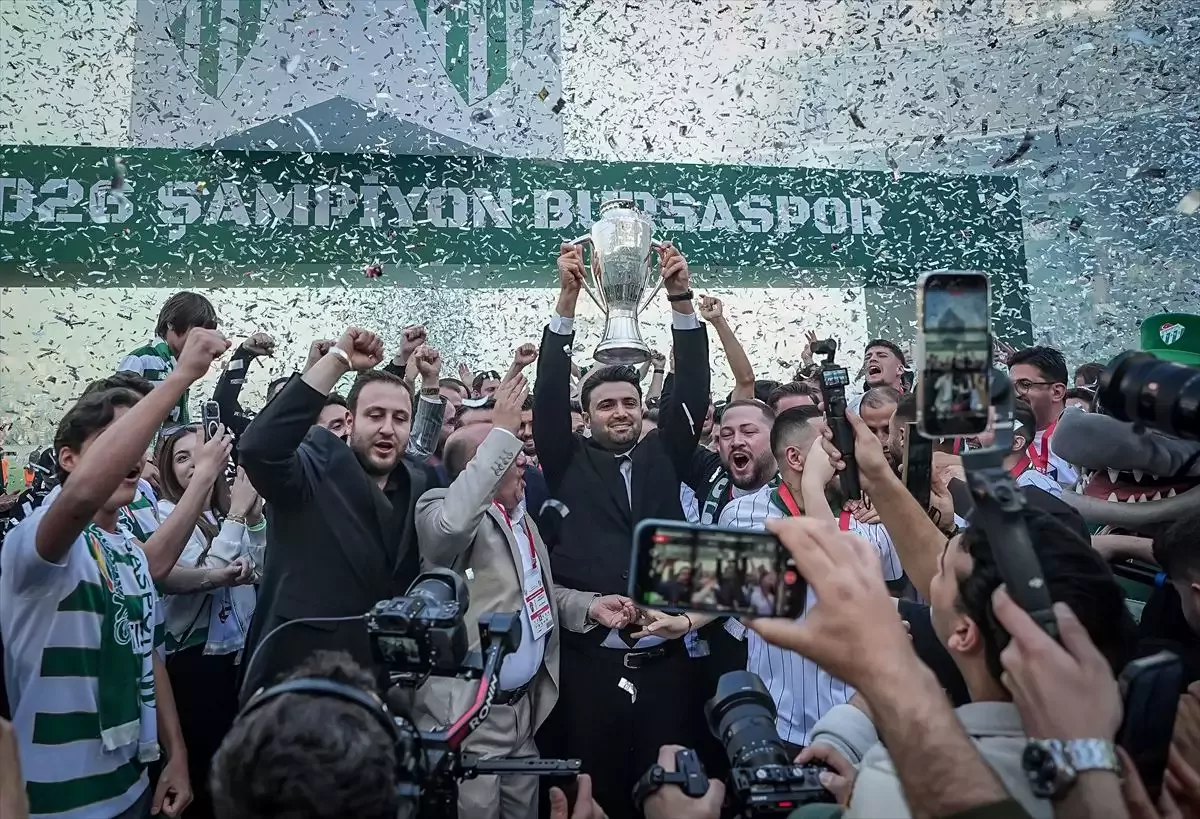 Bursaspor şampiyonluk kupasını düzenlenen törenle aldı