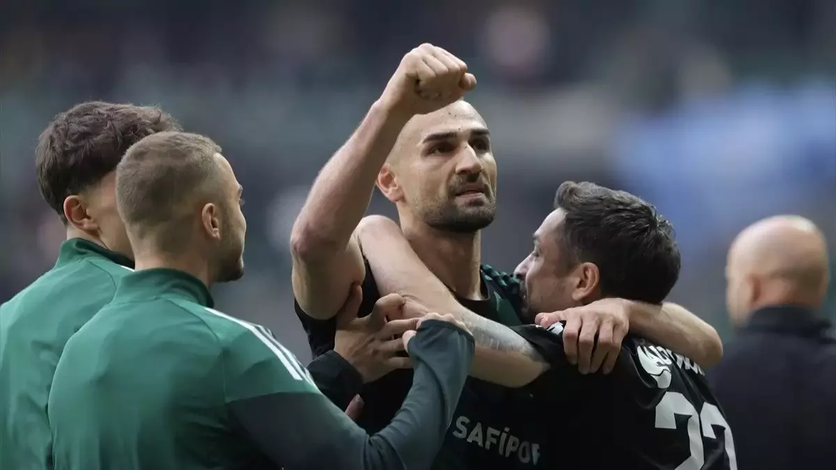 Kocaelisporlu Serdar Dursun'un Göztepe'ye attığı gol sonrası yaşadığı sevinç.
