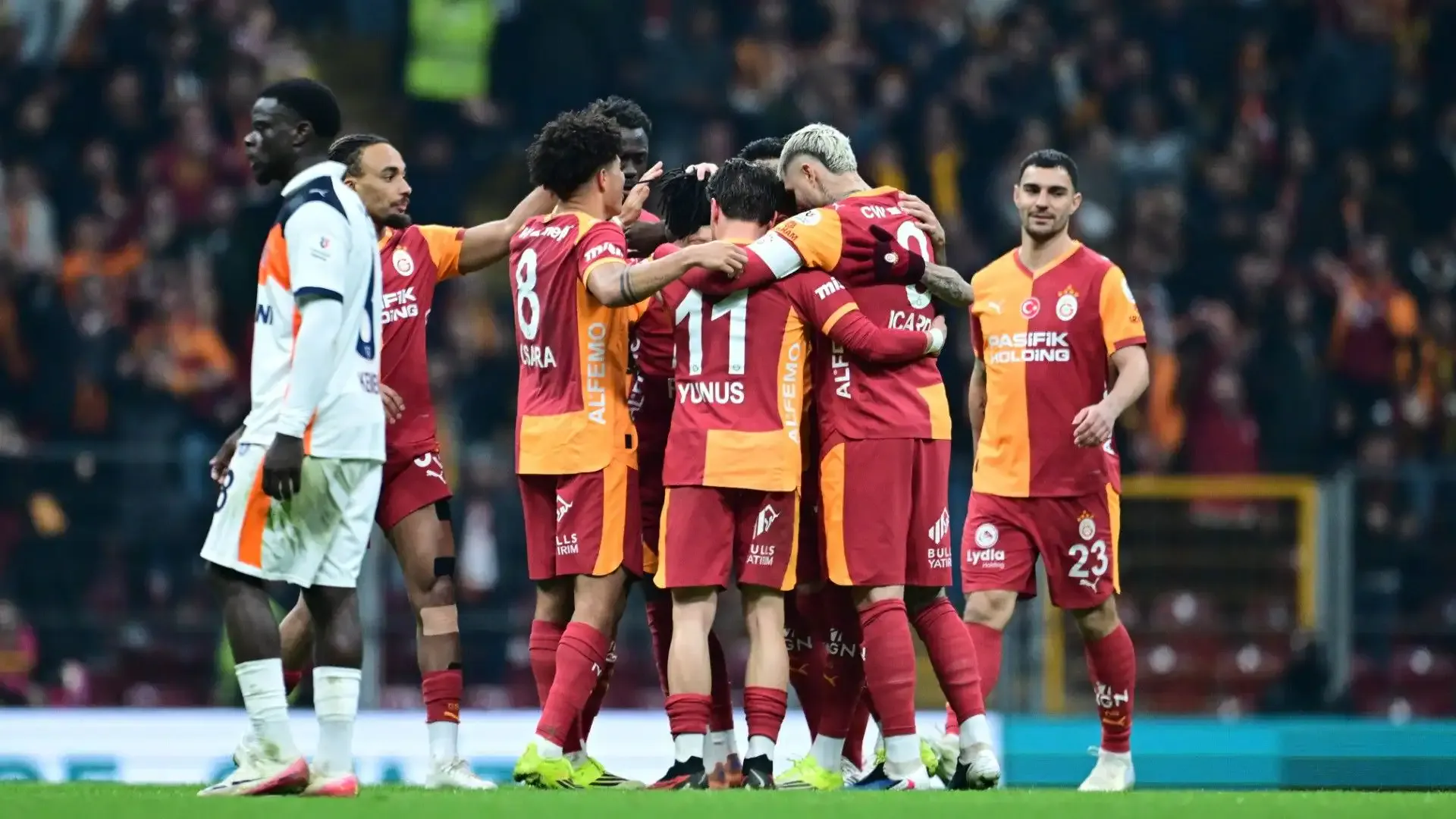 Galatasaray, 1 ay sonra taraftarıyla buluşuyor!