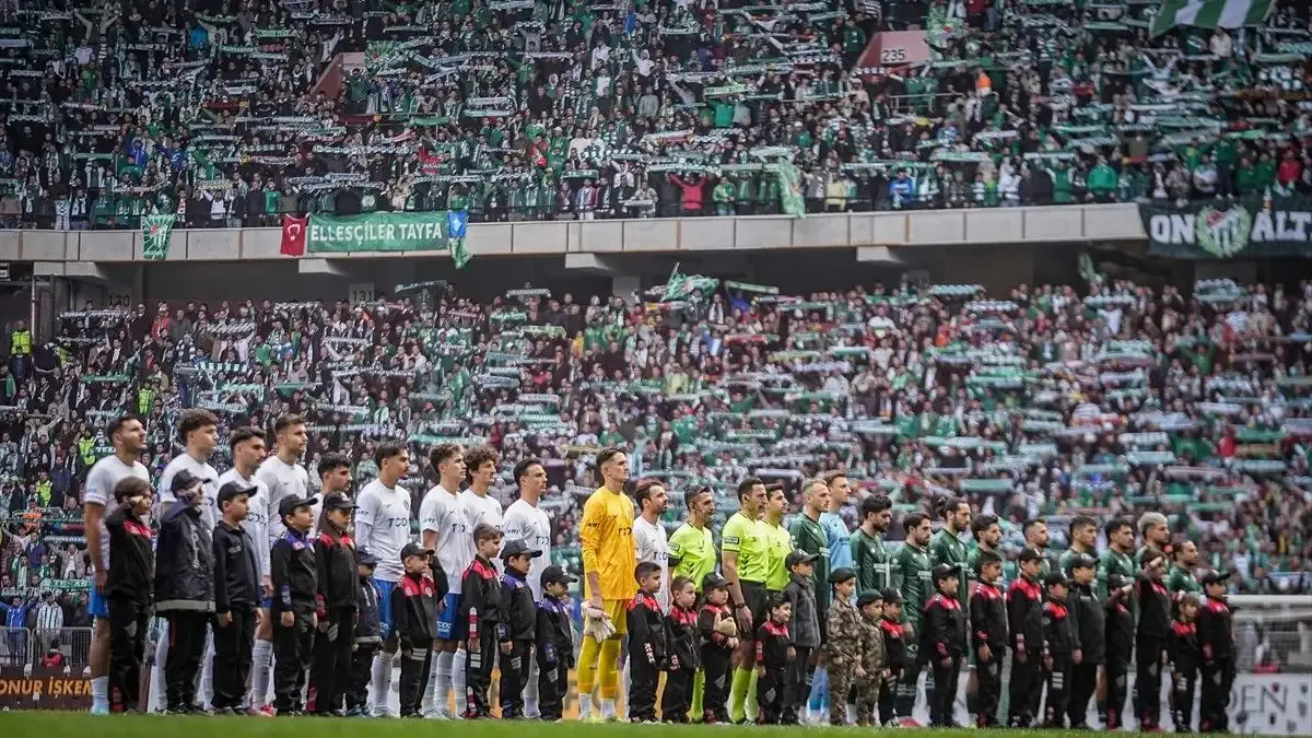 Bursaspor taraftarı Eskişehir&nbsp;Prof. Dr. Fethi Heper Stadyumu'nu tamamen doldurdu.