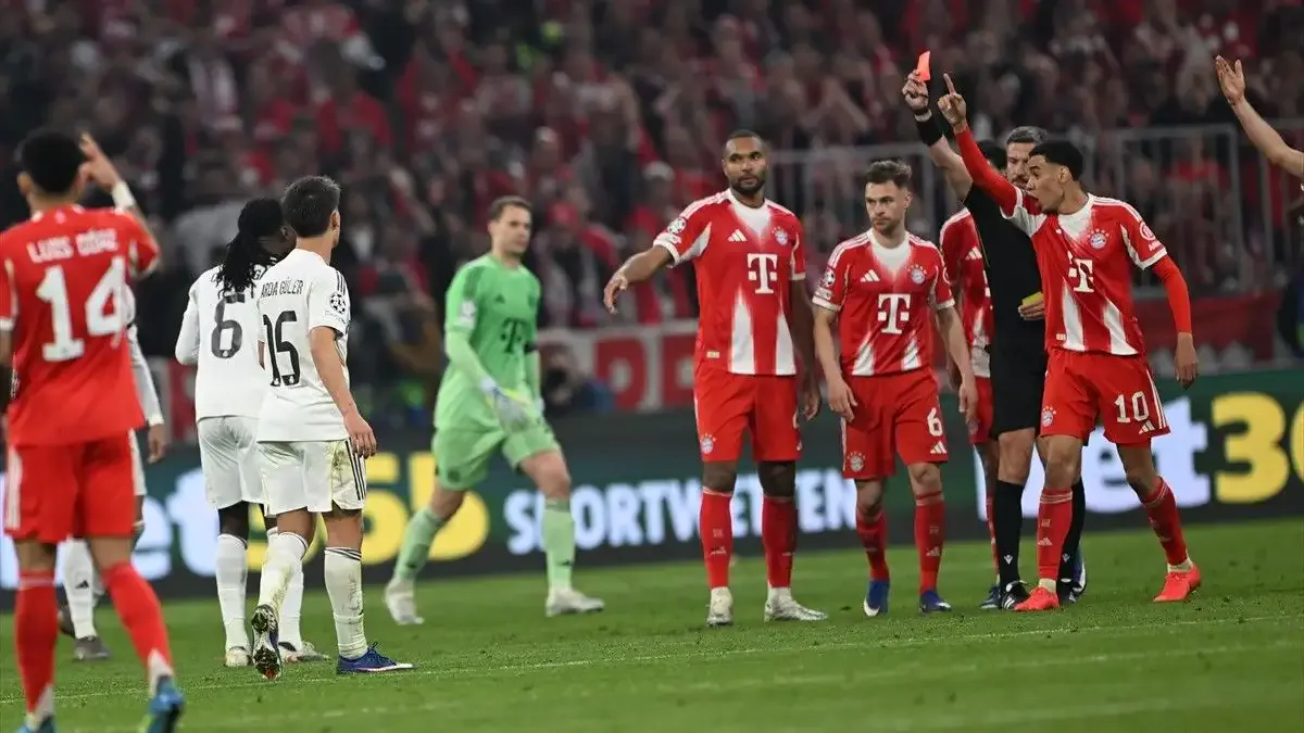 Eduardo Camavinga'nın Bayern Münih - Real Madrid maçında kırmızı kart gördüğü an.