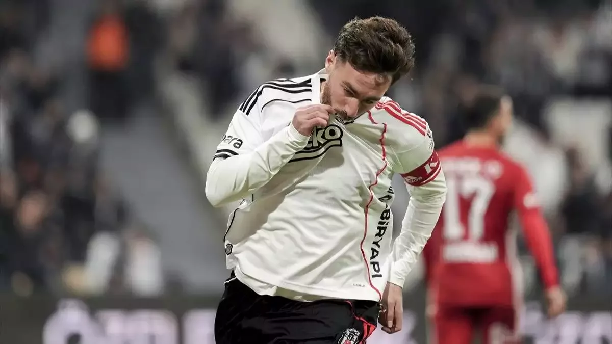 Beşiktaş oyuncusu Orkun Kökçü attığı golün ardından sevinç yaşadı.