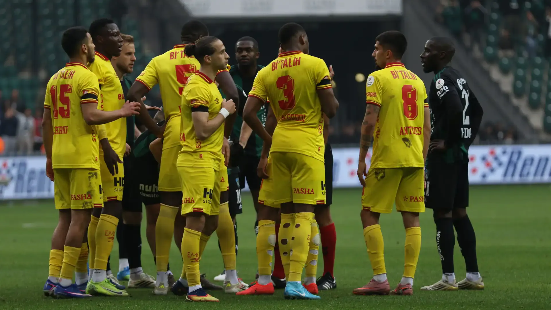 Hakem Ali Yılmaz'ın Kocaelispor lehine verdiği penaltı kararı sonrası Göztepeli futbolcular