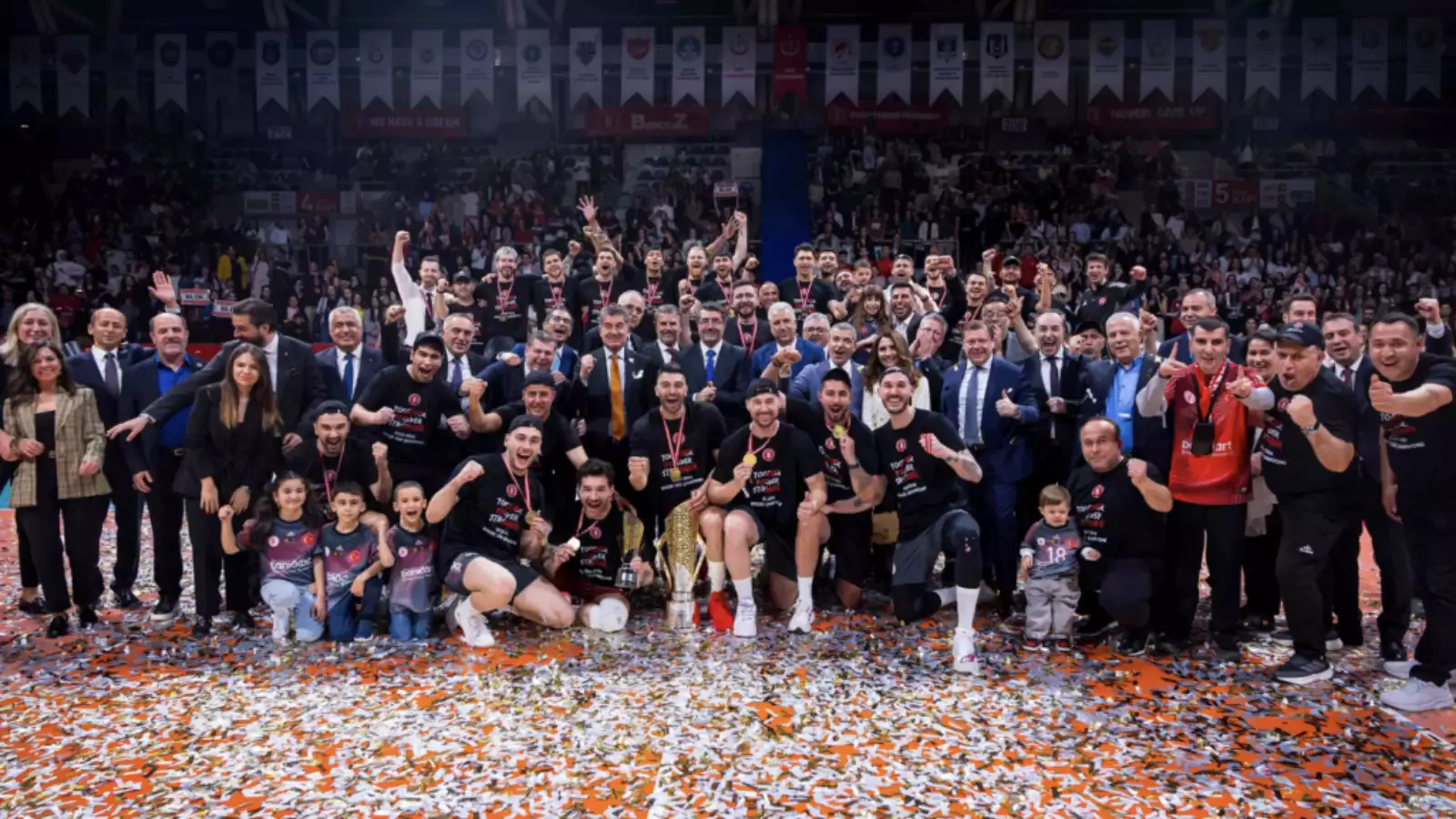 Ziraat Bankkart’tan tarihi sezon! Şampiyonlukla taçlandı
