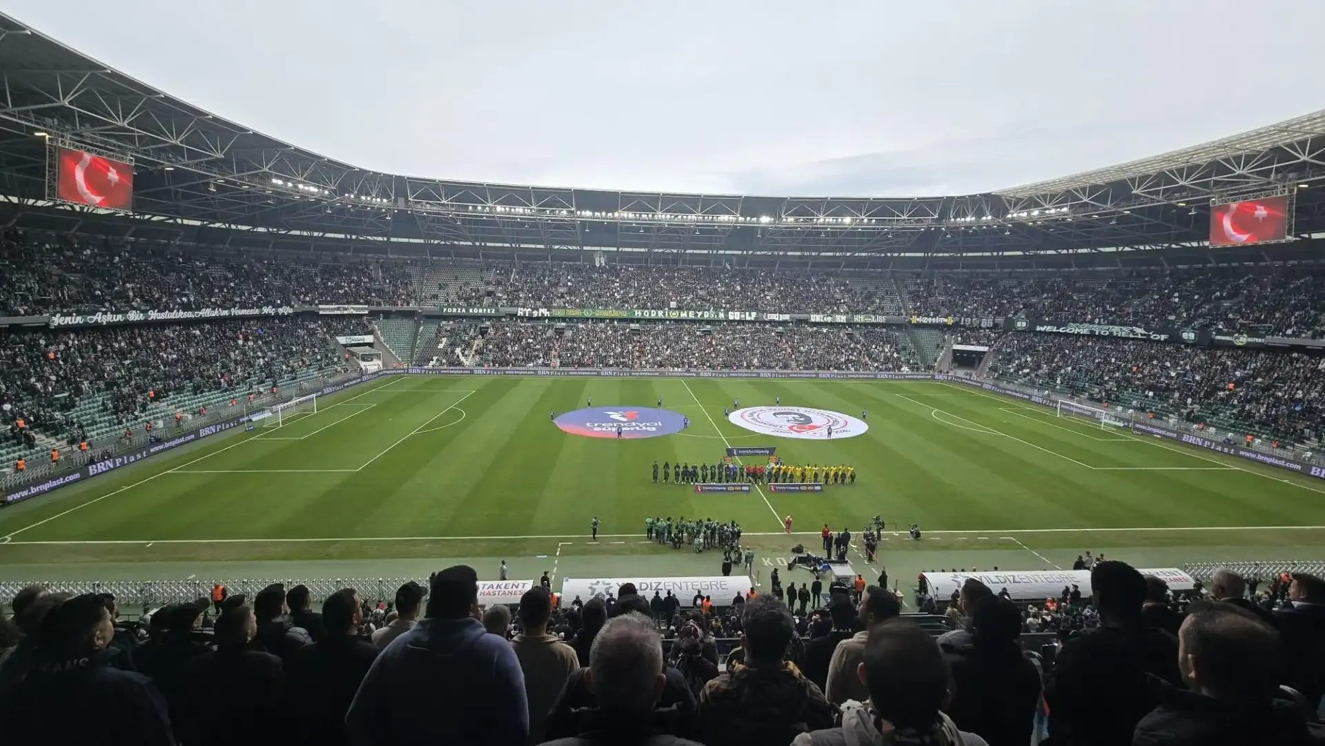 Kocaeli'de tribünler sustu, çocuklar için yas tutuldu