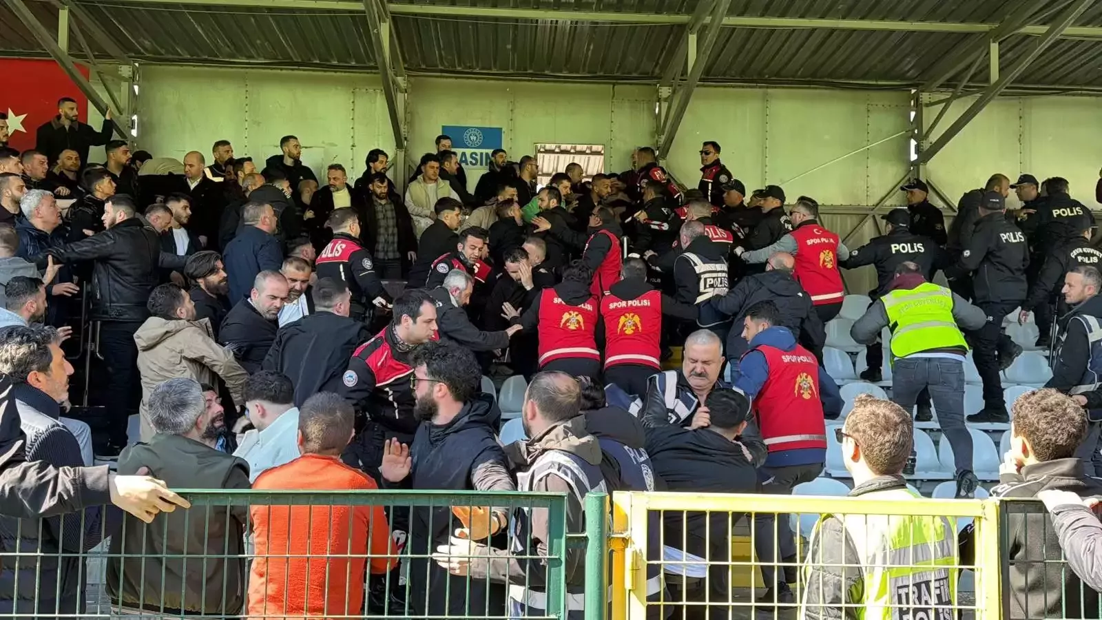 Araklı 1961 ile Faroz Yalıspor maçında tribünde kavga çıktı