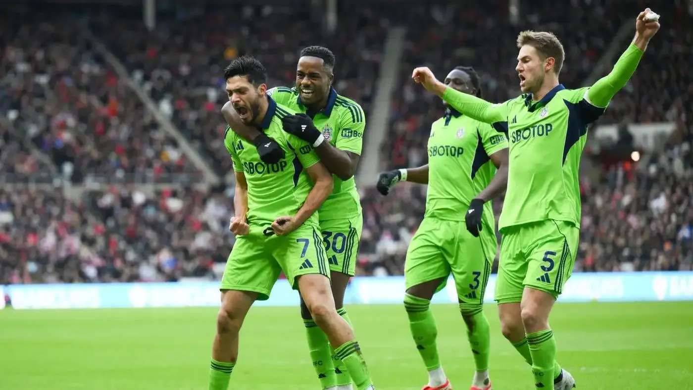 Fulham'ın 30 numaralı futbolcusu Ryan Sessegnon, takımın 3-1 kazandığı Sunderland maçında takım arkadaşlarıyla gol sevinci yaşarken.