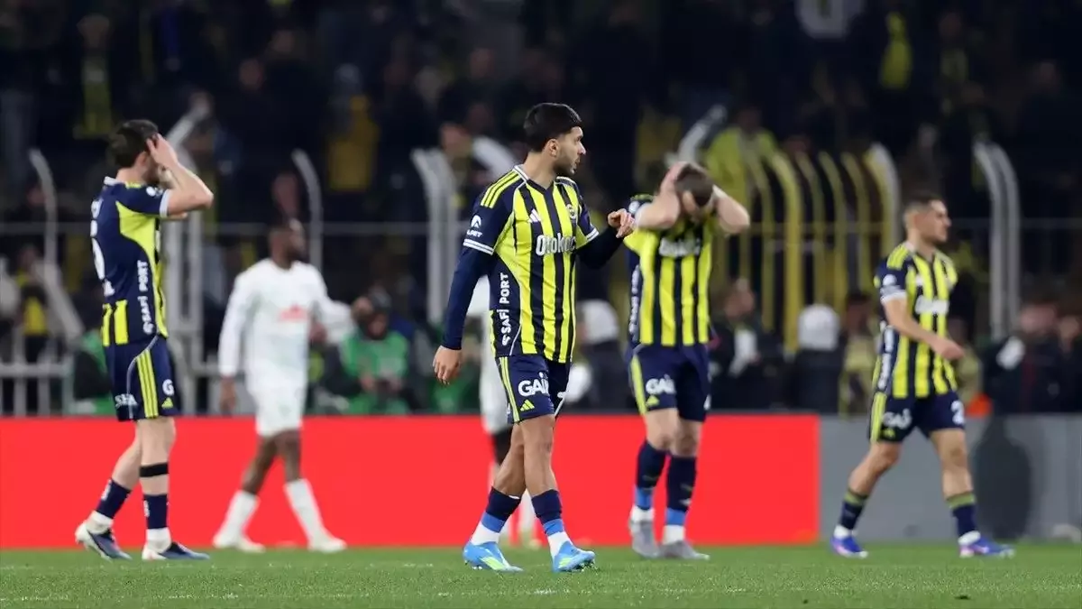Çaykur Rizespor'un son dakikada beraberlik golünden sonra Fenerbahçeli futbolcuların yaşadığı üzüntü.