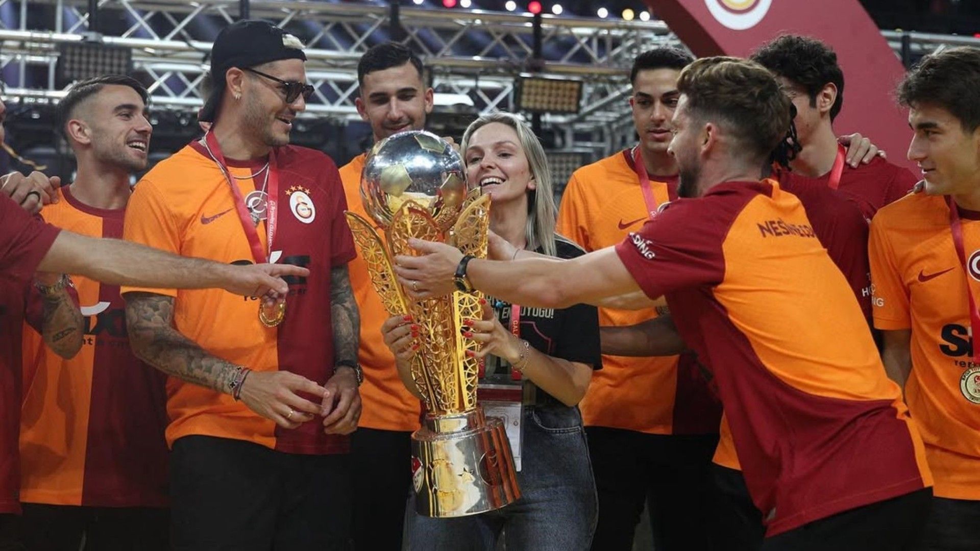 Galatasaray'da kadro sızıntısının faturası Tuğçe Aykun'a kesildi