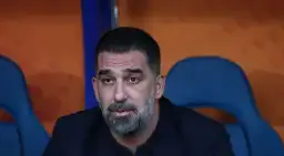 Arda Turan'ın maçında korkutan anlar! Geç başladı, iki kez ara verildi  