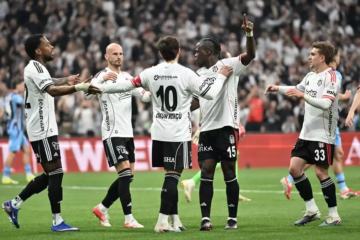 Beşiktaş'ın golünü atan Orkun Kökçü, sevincini takım arkadaşlarıyla paylaştı.