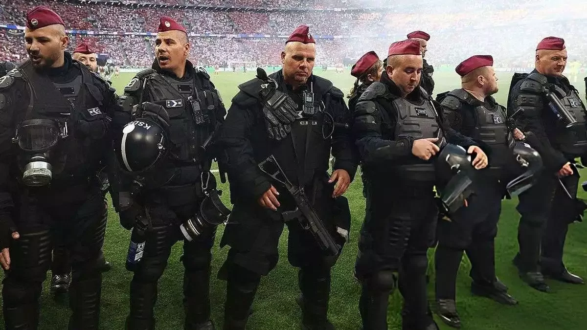 PSG - Arsenal finalinde silahlı polisler görev yaptı