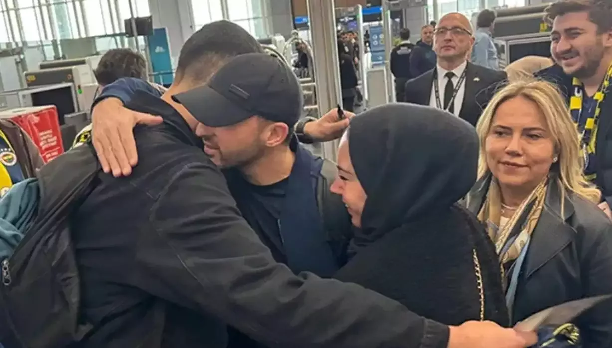 Fenerbahçe'nin yollarını ayırdığı İtalyan teknik direktör Domenico Tedesco, İstanbul'dan ayrıldı! Duygusal anlar...