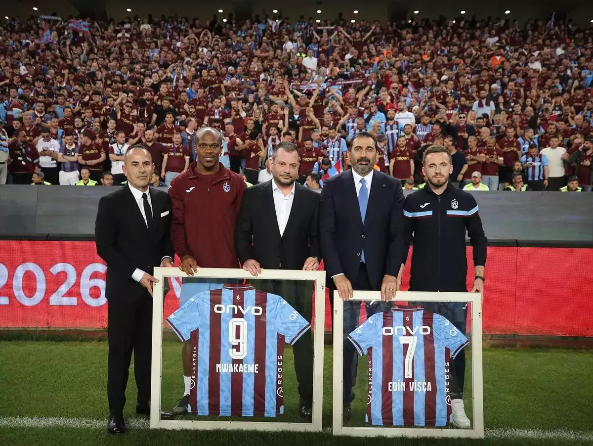 Trabzonspor Kulüp Başkanı Ertuğrul Doğan (ortada), maç öncesi futbolcu Anthony Nwakaeme ve Edin Visca'ya teşekkür plaketi ve formasını takdim etti.