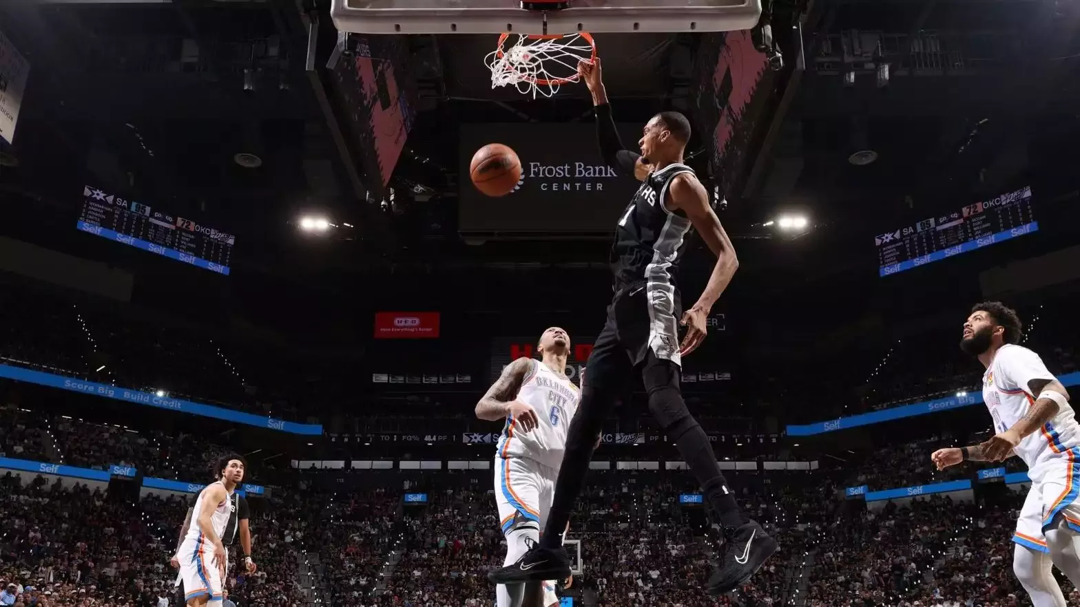NBA'de Spurs, Thunder'ı devirdi! Seri son maça kaldı