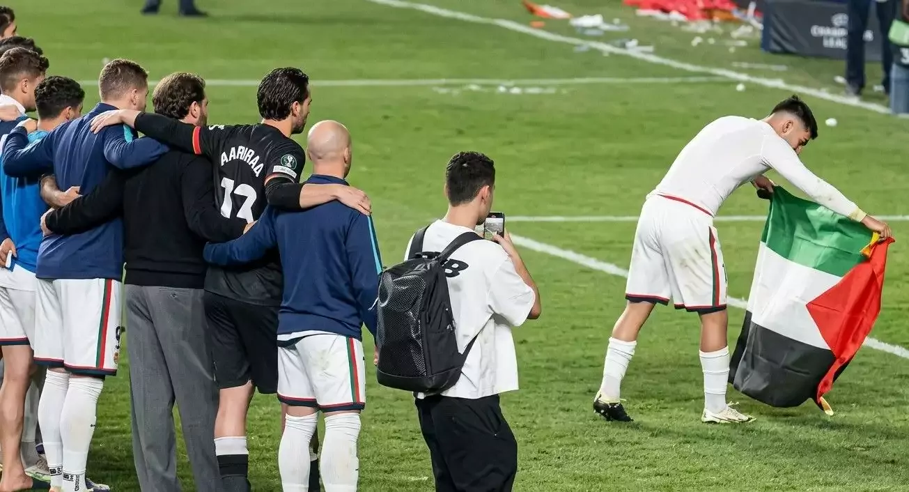 Rayo Vallecanolu futbolcular Strasbourg galibiyetini Filistin bayrağıyla kutladı