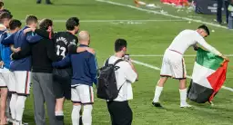 Rayo Vallecanolu futbolcular Strasbourg galibiyetini Filistin bayrağıyla kutladı