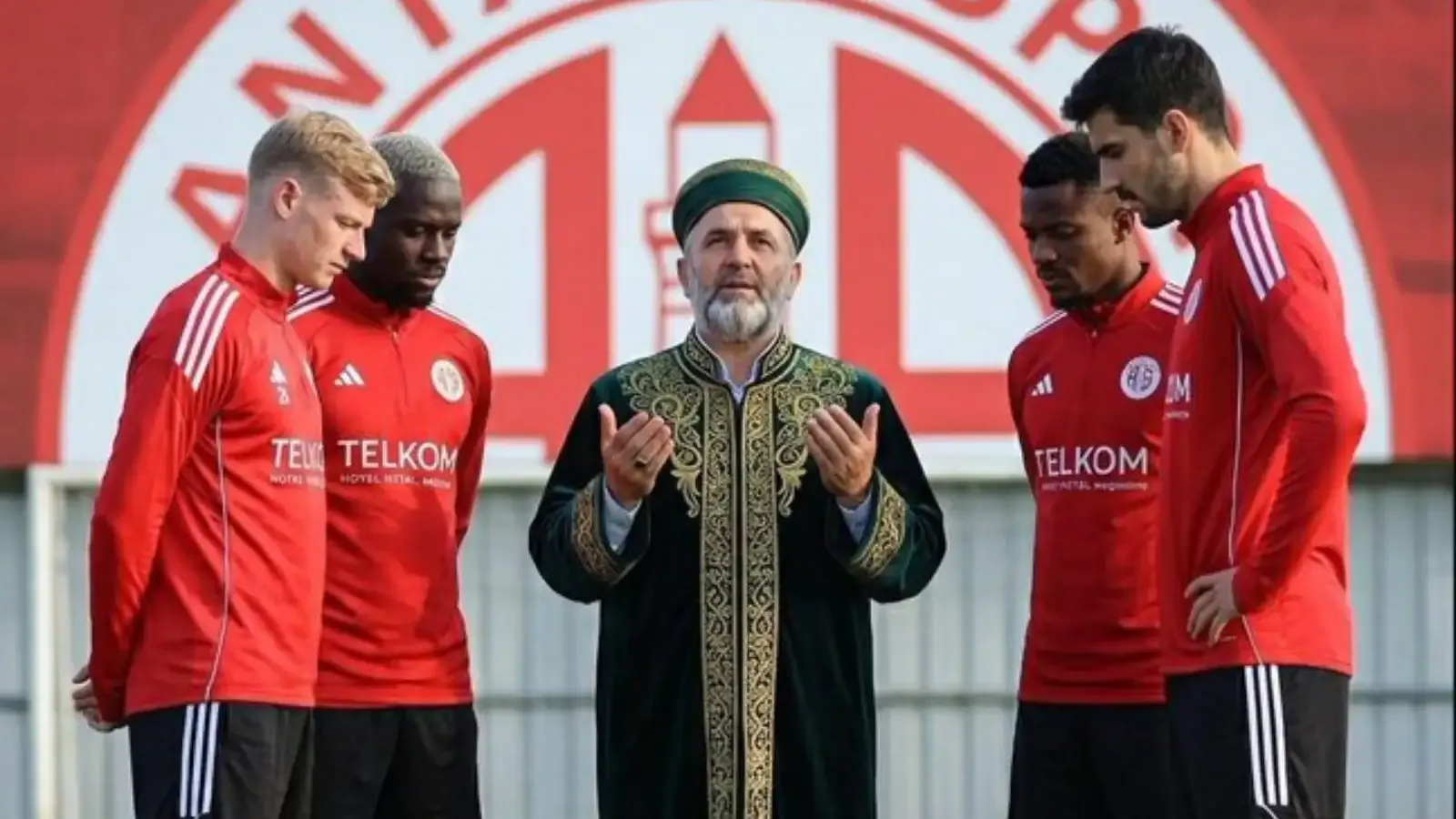Antalyaspor’da Galatasaray maçı öncesi ''okunmuş su'' krizi