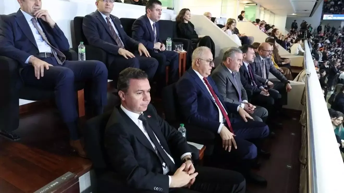 Gençlik ve Spor Bakanı Osman Aşkın Bak ile Mehmet Akif Üstündağ'dan VakıfBank - Eczacıbaşı Dynavit final maçı yorumu