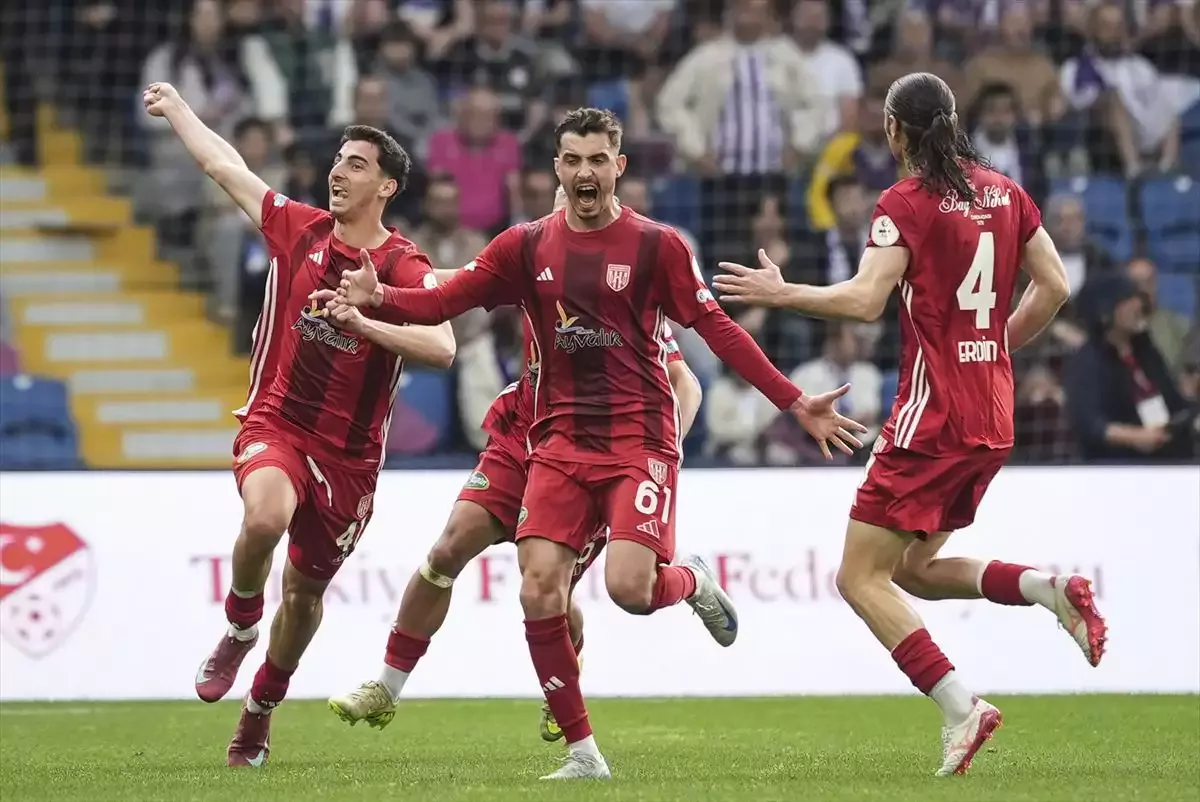 Ayvalıkgücü Belediyespor oyuncuları attıkları golün ardından sevinç yaşadı