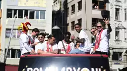 Galatasaraylı futbolcular, şampiyonluk kutlamaları için RAMS Park'a hareket etti