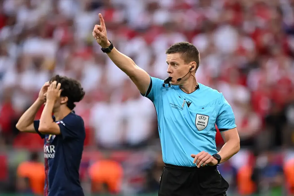 PSG - Arsenal maçını hakem Daniel Siebert yönetti
