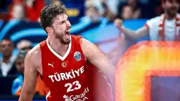VİDEO | Yunan taraftarlar Alperen Şengün'e canlı yayında su attı!