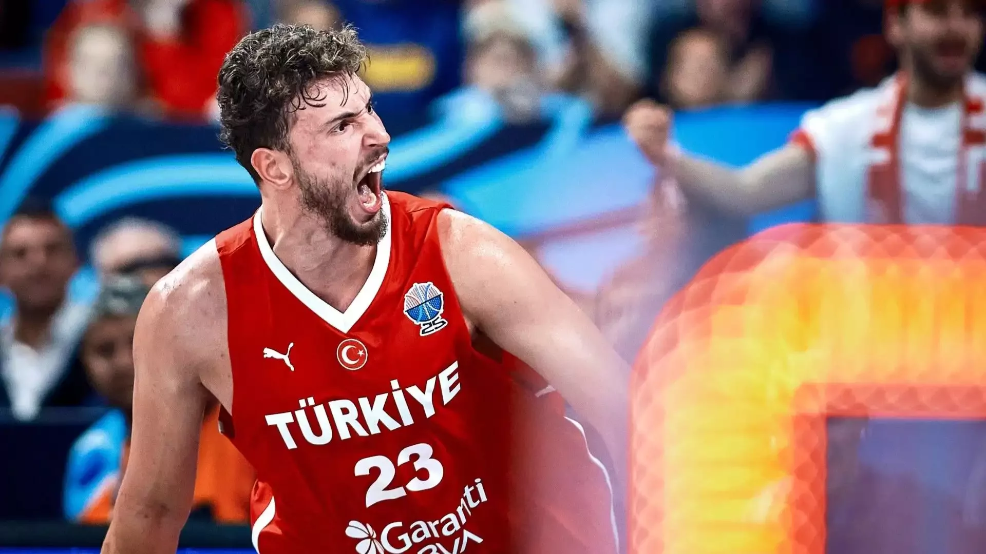 VİDEO | Yunan taraftarlar Alperen Şengün'e canlı yayında su attı!